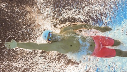 开云体育下载-F1赛道上的黄蜂式爆冷，当浓眉在街道赛接管比赛